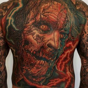 Uno de los increíbles tatuajes tributo a The Walking Dead de Mario Hartmann (IG — mario_hartmann_tattooist).  #color #MarioHartmann #retrato #realismo #TheWalkingDead #zombie