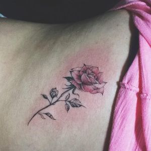 #AmandaSantana #brasil #brazil #brazilianartist #TatuadorasDoBrasil #fineline #delicate #delicado #flor #flower #folha #leaf #rose #rosa