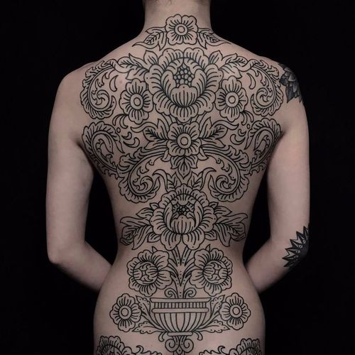 Blossom back piece by Clinton Lee #ClintonLee #blackwork #ornamental #pattern #paisley #blossom #flowers #peony #daisy #leaves #floral #backpiece #vase #nature #linework #dotwork #tattooftheday