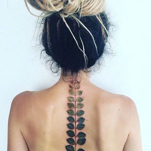 Spine tattoo by Pis Saro. #PisSaro #spine #spineline #back #backbone #line #leaf