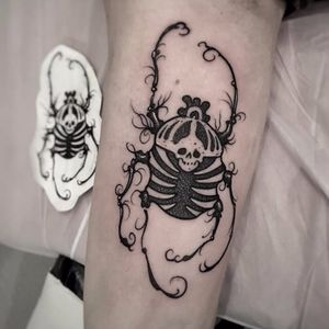 Bug tattoo by Jereminsky #Jereminsky #blackwork #monochrome #monochromatic #blackandgrey #trashstyle #graphic #bug #insect #skull
