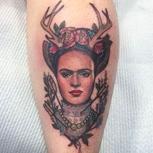 Tatuaje de Frida Kahlo por Hannah Flowers @Hannahflowers_tattoos #Hannahflowerstattoos #girl #woman #lady #girltattoo #ladytattoo #Inkslavetattoos #Fridakahlo #retrato
