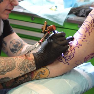 Tattoo Artist at work. The Business of Relationships: Your Tattooer Probably Isn’t Your Friend. (photo by kd diamond) #Tattoo #TattooArtist #BusinessRelationship