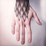Geometry inspired linework tattoo #MelinaWendlandt #hand #linework #dotwork #btattooing #subtle #fineline