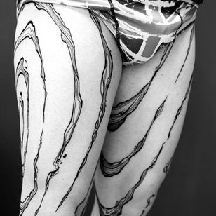 Tatuaje abstracto de Krusty Cola #KrustyCola #graphic #blackwork #abstract #blckwrk