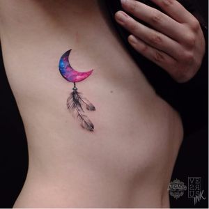 Sweet moon and feathers tattoo by Alberto Cuerva #AlbertoCuerva #graphic #watercolor #moon #feather