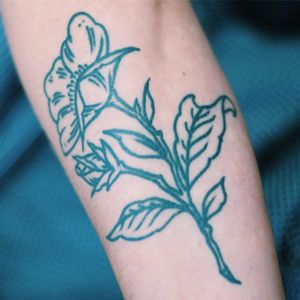 Linework flower tattoo #flower #floral #botanical #linework #blackwork #btatooing #blckwrk #streetstyle #TattooStreetStyle