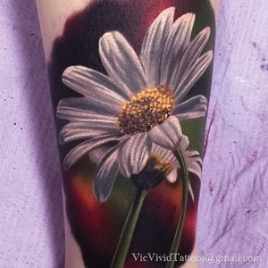 Realistic white daisy tattoo with petals so soft you just want to touch them. Tattoo by Vic Vivid. #realism #colorrealism #flower #daisy #VicVivid