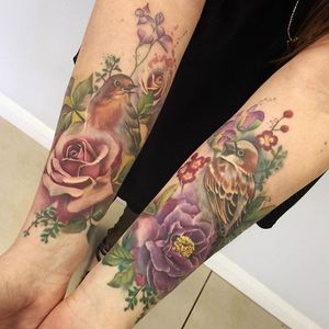 Lianne Moule's (IG—liannemoule) gorgeous matching tattoos of flowers and birds. #chrysanthemum #LianneMoule #nature #painterly #sparrow #robin #rose #watercolor