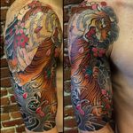 Awesome and powerful looking tiger half sleeve tattoo by Horisuzu. #Horisuzu #Taku #UnbreakableTattoo #JapaneseTattoo #tiger