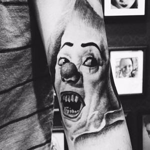 Killer linework and expression capture in this black and grey piece found on Tumblr by an unknown artist #Pennywise #IT #StephenKing #clown #reboot #TimCurry #horror #realism #blackandgrey