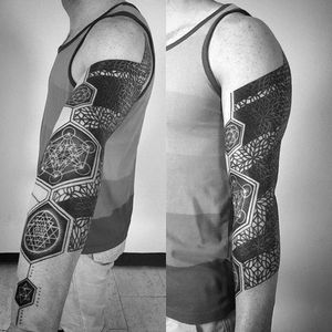 A sleeve with a sri yantra, metatron's cube, and the flower of life by Piotr Szot (IG—piotrszot). #blackwork #PiotrSzot #scaredgeometry