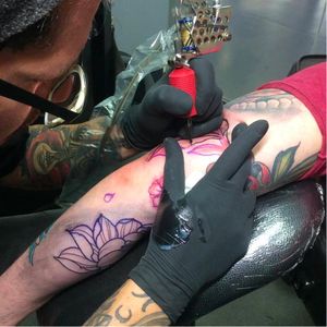 Revolt artist Dwight Bulb at work tattooing #DwightBulb #fattooing #flower #RevoltTattoos