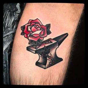Tatuaje clásico de Rose y Ambolt por @Capratattoo #Capratattoo #traditional #black #red #SkullfieldTattoo #rose #ambolt