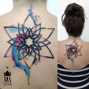 Tatuaje de mandala espiral por Rodrigo Tas #WatercolorTattoo #WatercolorTattoo #WatercolorArtists #Watercolor #Brazil #BrazilianTattooArtists #RodrigoTas #mandala