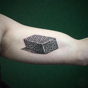 Tatuaje de caja geométrica de Sven Rayen #SvenRayen #tatuajes ilustrativos #realismo #realista #hiperrealismo #geometric #box #pattern #healthgeometry #puzzles