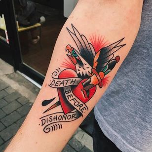 Tatuaje de águila por Liam Alvy #liamalvy #neotraditional #oldchool #traditional #thefamilybusiness #london #deathbeforedoshonor #eagle