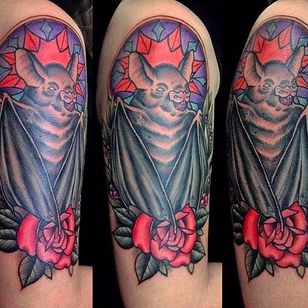 Detalles increíbles y mano de obra limpia en este tatuaje con murciélago medio calentado de Jan Fresco.  #toxic #JanFresco # goodhandtattoo #neotraditional #coloredtattoo #bat #rose # halværmet