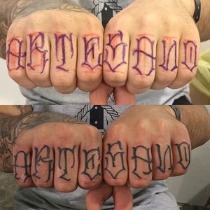 'Artesano' Lettering Tattoo by Niorkz Meniconi #Lettering #KnuckleTattoos #LetteringKnuckleTattoos #ScriptTattoos #Script #FingerTattoos #NiorkzMeniconi