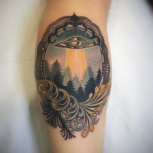 UFO tattoo by Vale Lovette #ValeLovette #cooltattoos #color #neotraditional #ornamental #filigree #floral #pattern #frame #UFO #forest #space #pearls #alien #tattoooftheday
