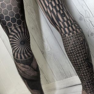 Two mind-bending leg-sleeves by Nissaco (IG—nissaco). #blackwork #elaborate #geometric #illustrative #Nissaco