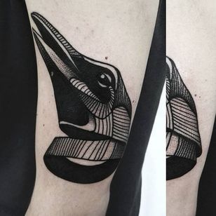 Blackwork Bird Tattoo por Evel Qbiak #Blackwork #BlackworkTattoos #BlackInk #ContemporaryTattoos #ModernTattoos #BlackInk #BlackworkArtists #Bird #Birdhead #EvelQbiak