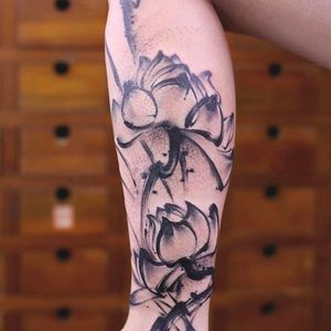 Lotus leg tattoos done by Chenpo. #chenpo #newtattoo #asianstyle #brushstyle #lotus #flower #floral #blackandgrey