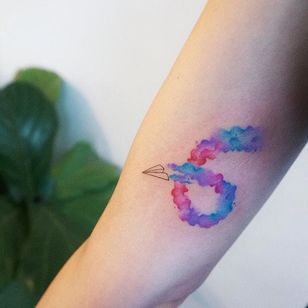 Tatuaje de avión de papel del tatuador G. NO.  #TattooistGNO #GNO #GNOtattoo #fineline #pastel #watercolor #paperplane # 6 #cute
