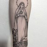 Really clean Virgin Mary tattoo by Anna Neudecker. #Annaneudecker #Mary #VirginMary #MamaMary