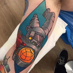 Tatuaje de astronauta por Piotr Gie