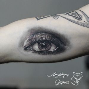 Realistic tattoos by Angélique Grimm #AngeliqueGrimm #realistic #realism #eye #lashes #black #grey #blackandgrey