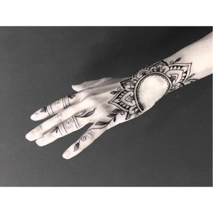 Dotwork tattoo by Diamante Murru #DiamanteMurru #dotwork #geometric #ornamental #hand