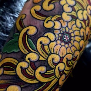 Chrysanthemum by Elliott J Wells #ElliottWells #color #Japanese #chrysanthemum #flower #leaves #floral #nature #tattoooftheday