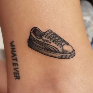 Tênis por Ana Luiza! #AnaLuiza #tatuadorasbrasileiras #tattoobr #Maceió #fineline #linhafina #traçofino #delicate #delicada #minimalist #minimalistic #minimalista #shoe #sneaker #tênis #sapato