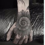 Great hand tattoo by Daniel Meyer #ammonite #DanielMeyer #hand #ammonitetattoo #handtattoo #blackwork