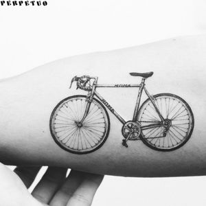 Partiu pedalar? #PerpetuoTattoo #BernardoBoni #RioDeJaneiro #fineline #blackwork #designer #TatuadoresDoBrasil #bicicleta #bike