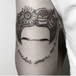 #AmandaSantana #brasil #brazil #brazilianartist #TatuadorasDoBrasil #fineline #delicate #delicado #fridakahlo #woman #mulher #pontilhismo #dotwork #blackwork #escrita #writing #flor #flower #folha #leaf