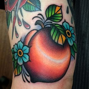 Bright traditional peach and flower piece by Amanda Slater. #fruit #peach #traditional #flower #AmandaSlater