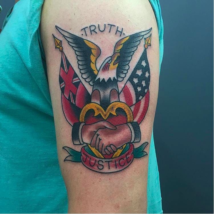 Tatuaje de águila americana por Richie Clarke #RichieClarke #ForeverTrue #trad #tradicional #eagle #americaneagle