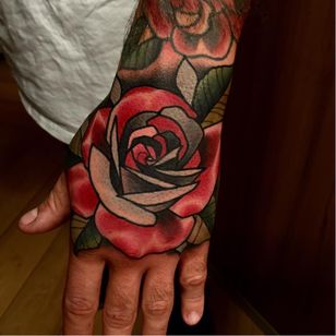 Tatuaje de una rosa atrevida por Leah Tattoos
