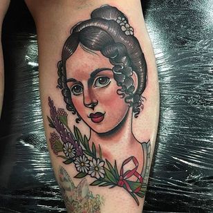 Tatuaje de niña y flores por Sadee Glover @Sadee_Glover