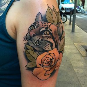 Spectacular leopard head with rose. Tattoo by Kike Esteras. #KikeEsteras #leopard #rose #neotraditional #coloredtattoo #animaltattoo
