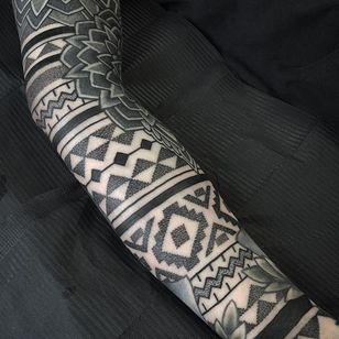 Tatuaje tribal mezclado con dotwork por Daniel Frye
