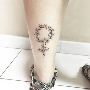 Feminity tattoo by Luiza Oliveira #LuizaOliveira #small #delicate #flower #flowers #gendersymbol #femalesymbol