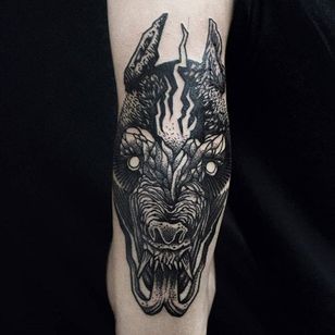 Tatuaje de lobo por Mishla #wolf #blackwork #blackworkartist #illustrative #blackillustrative #darkart #darkartist #Mishla