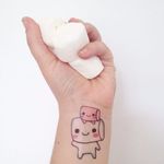 Temporary marshmallow tattoo via squirrellyminds.com #marshmallow #candy #sweets #marshmallowtat #minimalism #temporary #temporarytattoo
