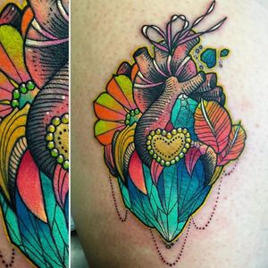 Anatomical heart crystal bundle tattoo by Katie Shocrylas, photo: Instagram #abstract #crystal #crystalcluster #neon #KatieShocrylas #heart #anatomicalheart