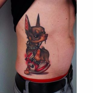 Lindo tatuaje de perro por Steven Compton #StevenCompton #newschool #dog #sneaker