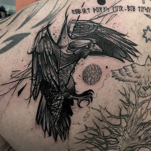 Blackwork Tattoo por Julian Bogdan #Blackwork #BlackInk #BlackTattoos #DarkTattoos #Black #JulianBogdan #crow