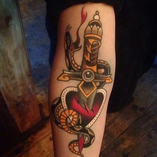 Serpiente, corazón y daga tradicionales.  Tatuaje tradicional de Emmet Jace.  #tradicional #serpiente #corazón # daga #EmmetJace